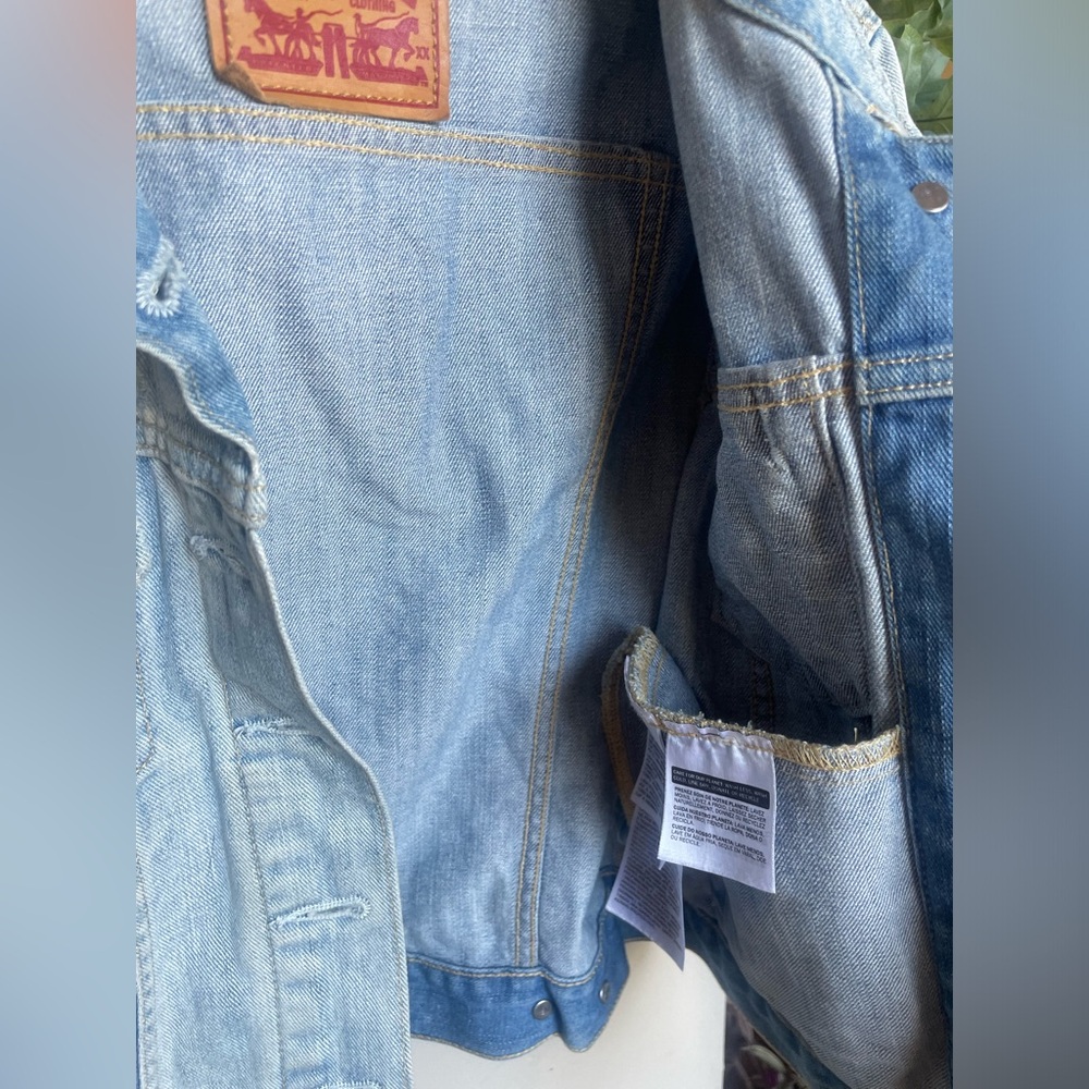 Levi cropped denim jacket, light wash- size S - Picture 6 of 12